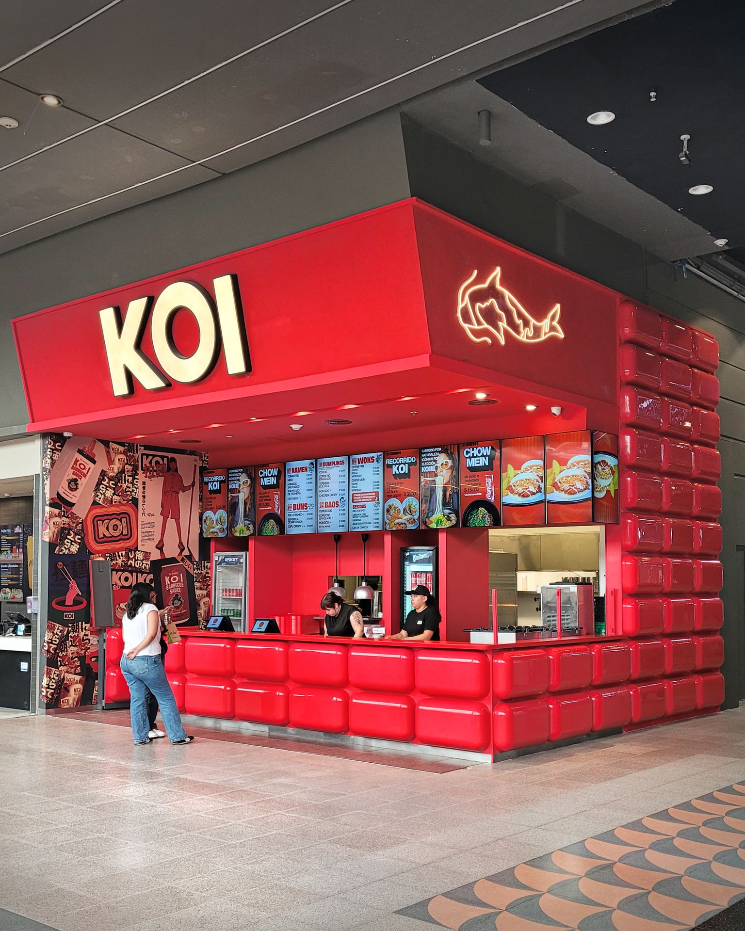 Interior de KOI Alto Avellaneda, restaurante japonés diseñado por Terrenal Estudio